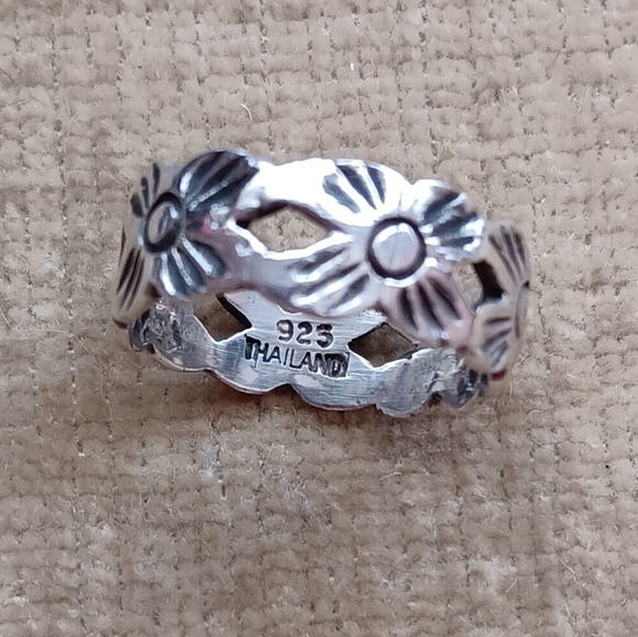 .925 Silver Flower Band Ring - Picture 2 of 7